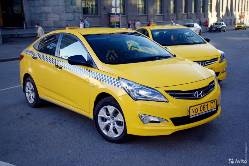 Жёлтый Hyundai Solaris, нв 956 77