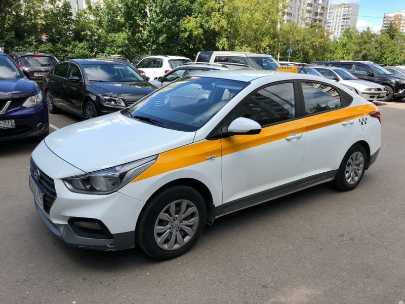 Хендай Солярис 2018 желтый
