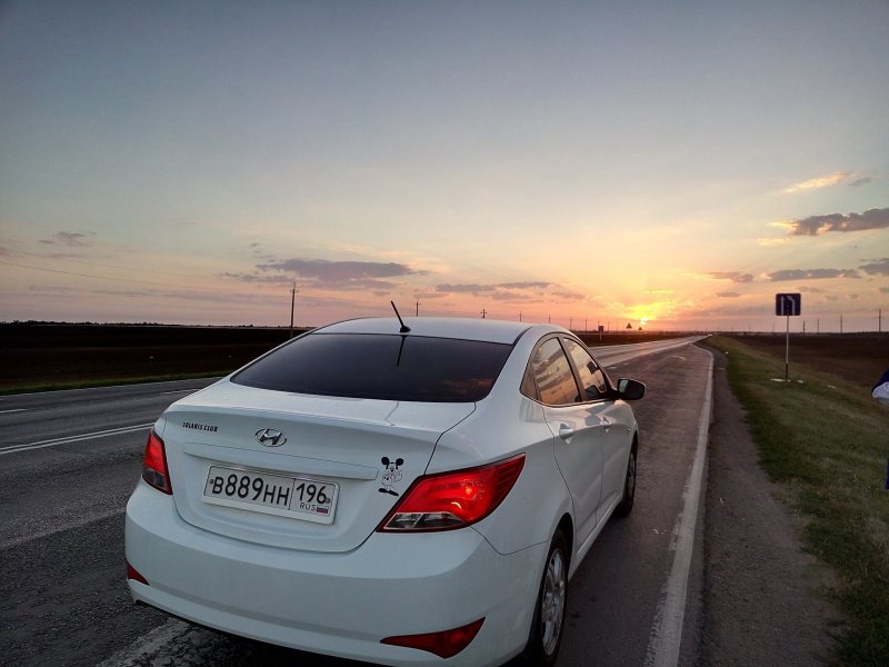 Машина Hyundai Solaris белая