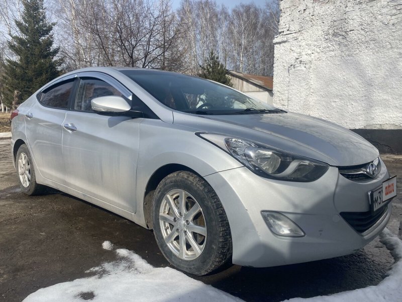 Красивая серебристая Хендай Аванте 2012 года