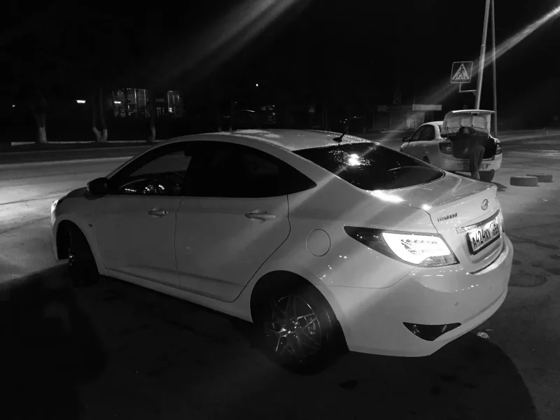 Hyundai Solaris белый свет