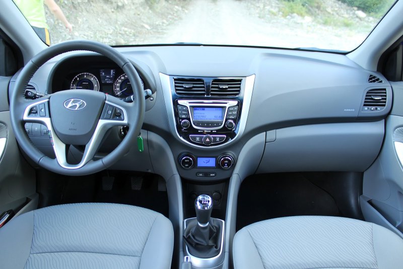 Hyundai Accent 2011 салон