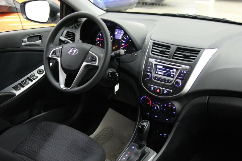 Hyundai Solaris 2015 салон автомат