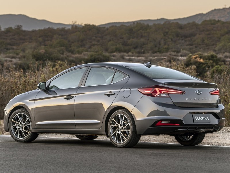 Hyundai Elantra бордовый 2020