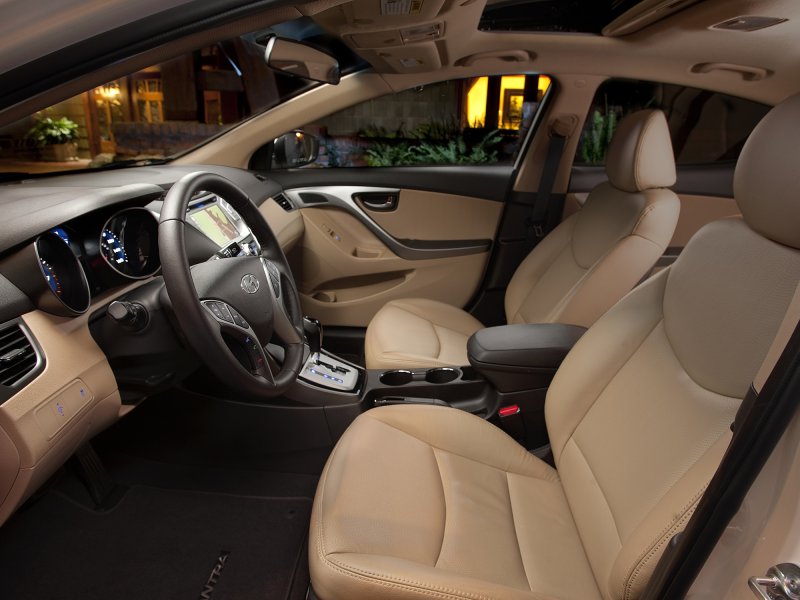 Белый Hyundai Elantra салон