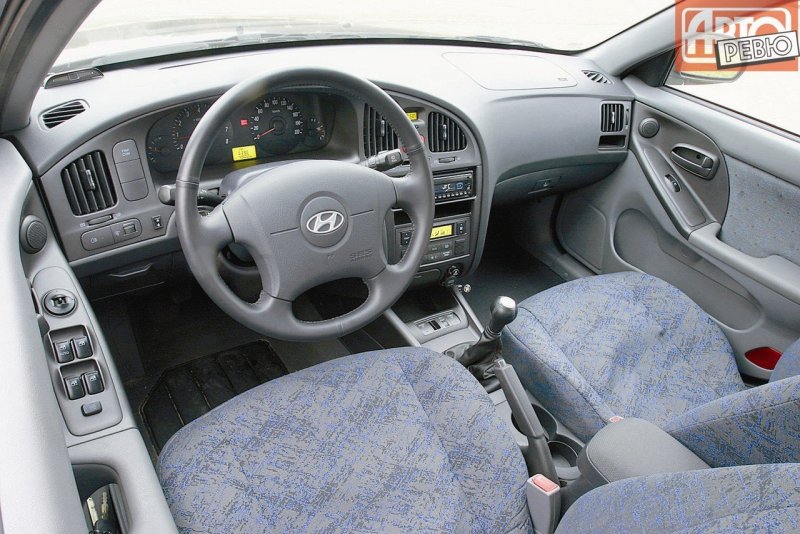 Золотая Hyundai Elantra 2003 XD 2.0