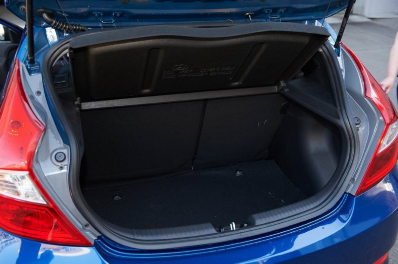 Hyundai Solaris 2012 хэтчбек багажник