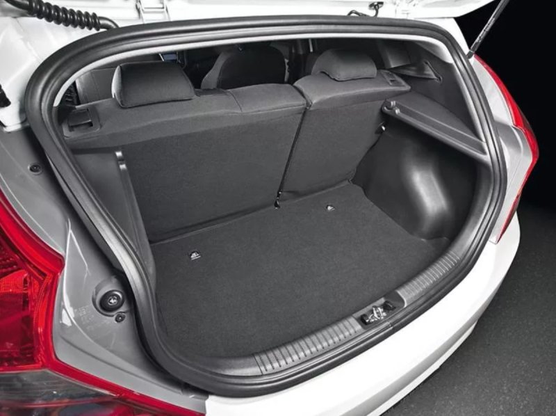 Hyundai Solaris 2011 хэтчбек багажник