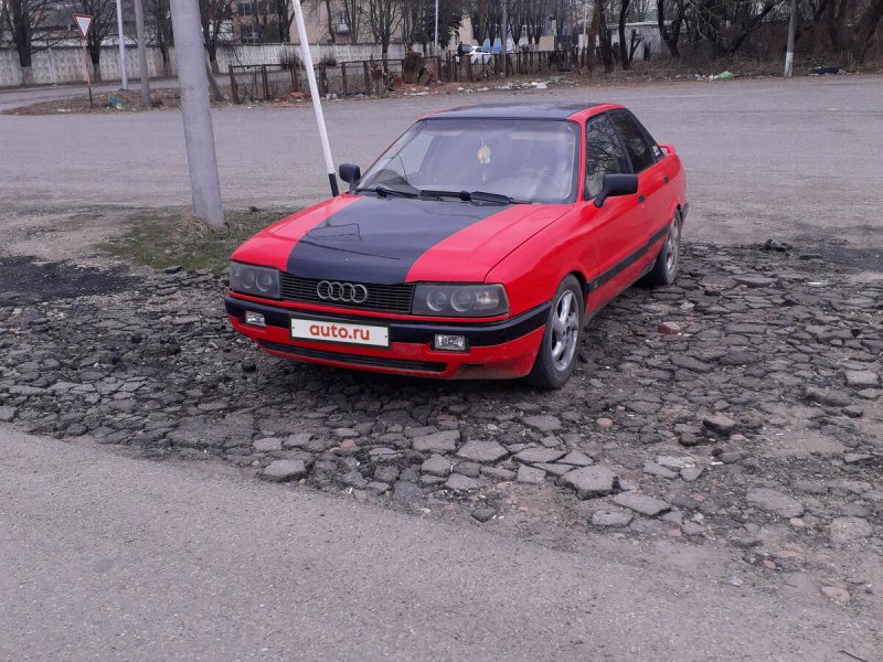 Ауди 80 красного цвета