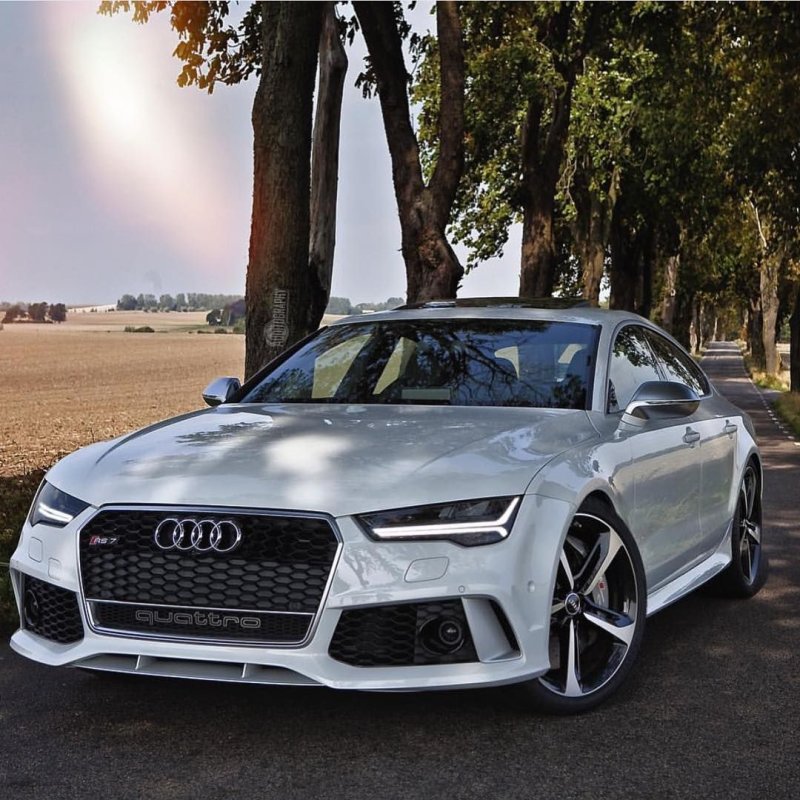 Машина Audi rs7