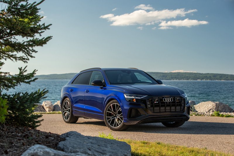 Audi q8 синяя