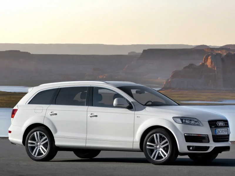 Белый Audi q7 4l