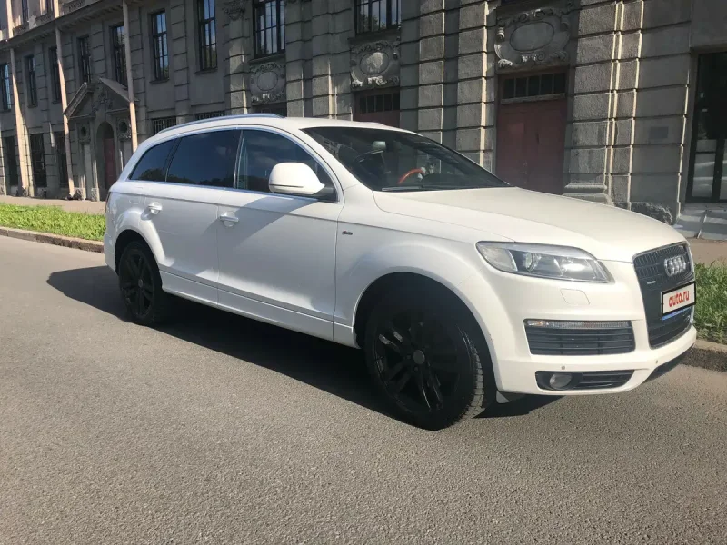 Белый Audi q7 4l