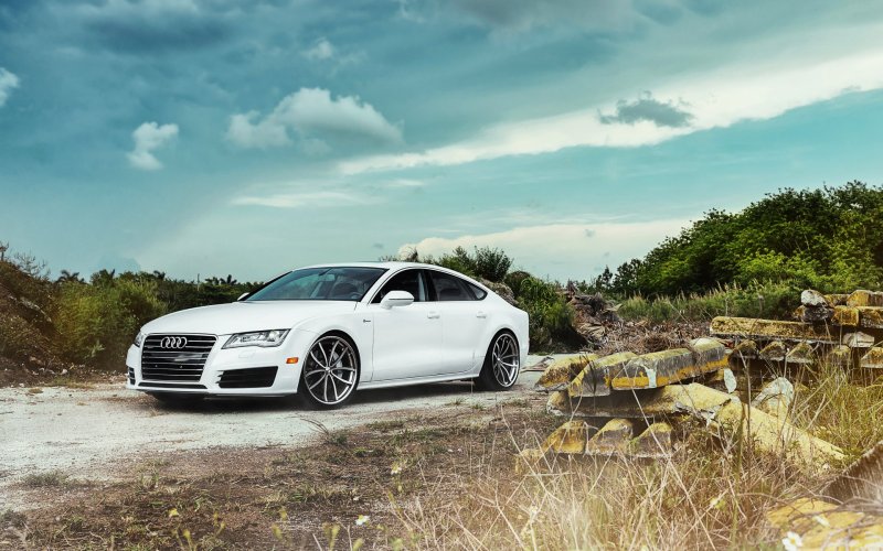 Белая Audi a7 r21