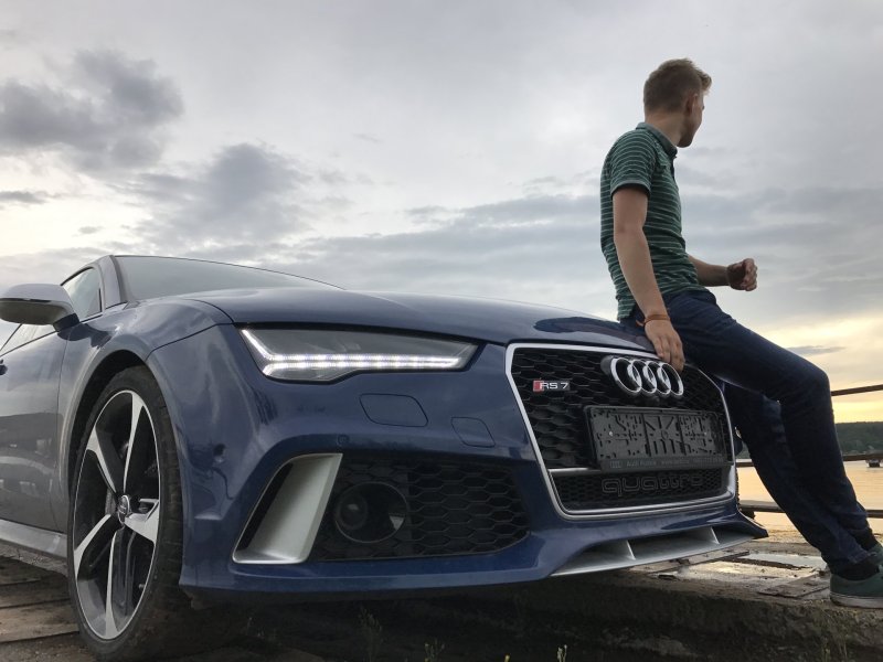 Audi q7 girl