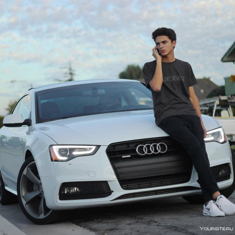 Audi a1 рядом с человеком