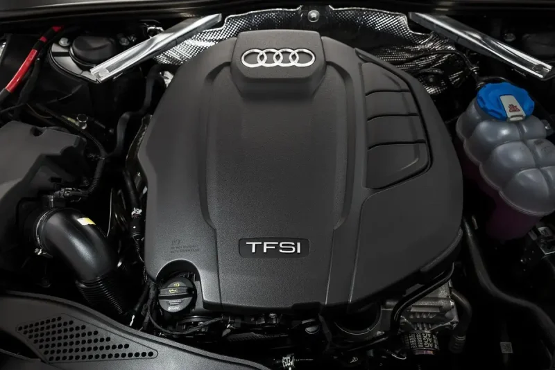 Моторный отсек Ауди а4 2.0TFSI