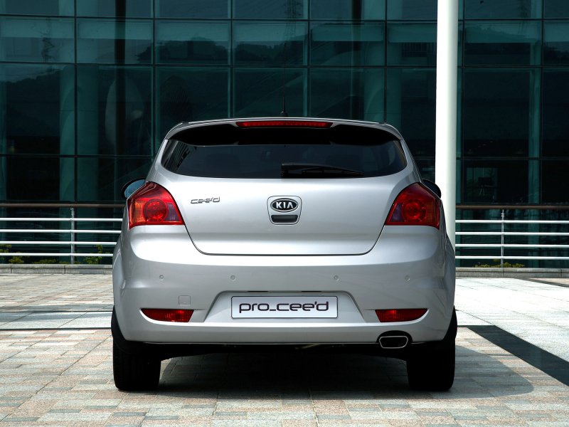 Kia Ceed 2007 сзади