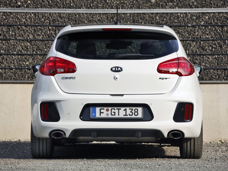 Kia Ceed 2012 сзади