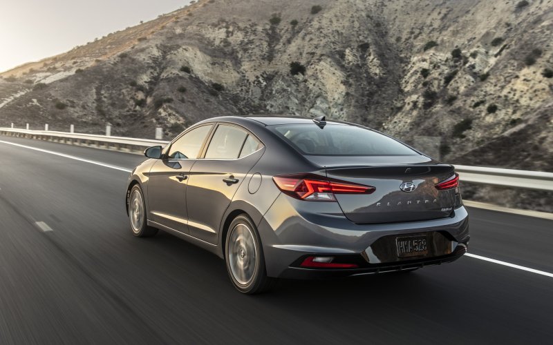 Hyundai Elantra 2019 белая
