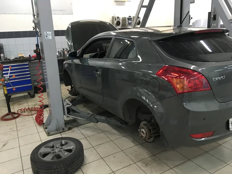 Kia Ceed на подъемнике