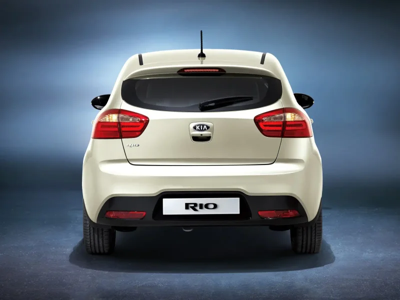 Kia Rio хэтчбек 2015 сзади
