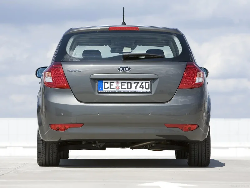 Kia Ceed 2011 сзади