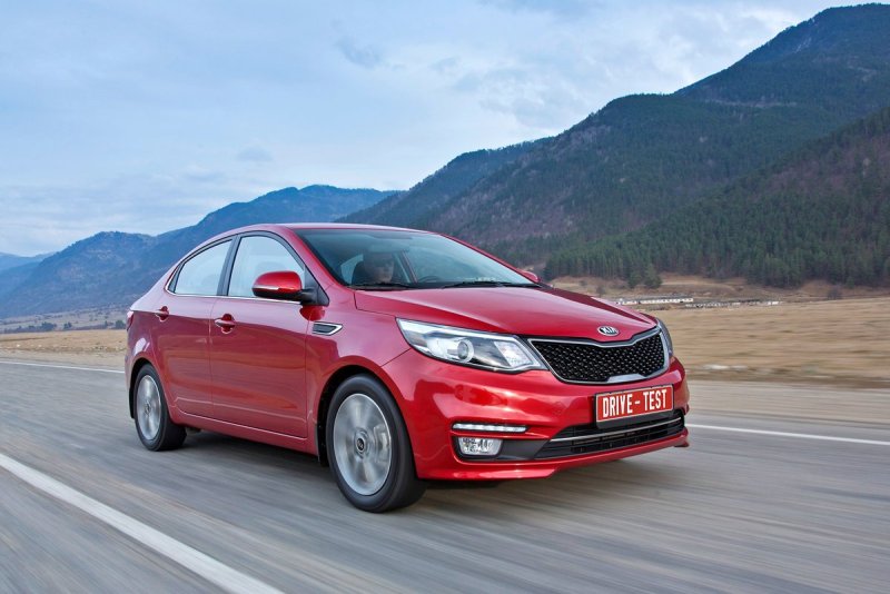 Kia Rio хэтчбек 2015 красная