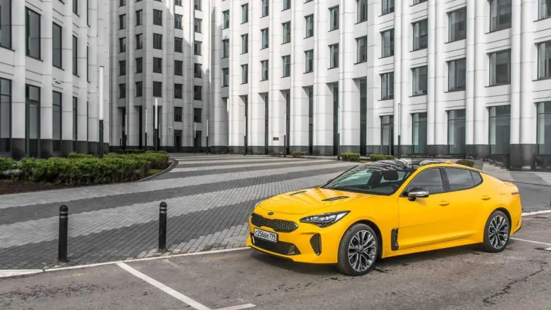 Kia Stinger 2021 желтый