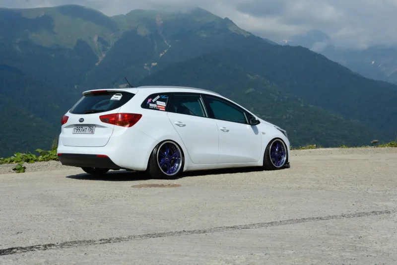 Kia Ceed SW 2019 stance