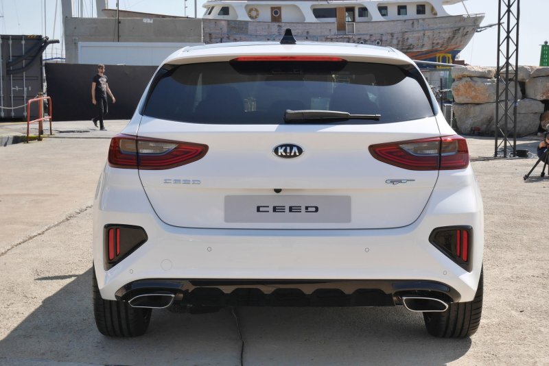 Kia Ceed SW 2020 сзади