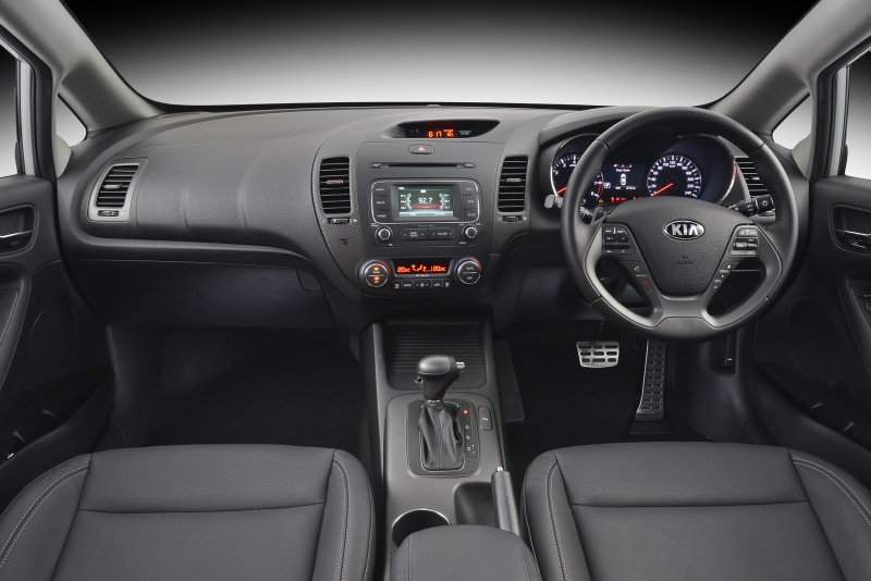 Mazda 3 седан салон