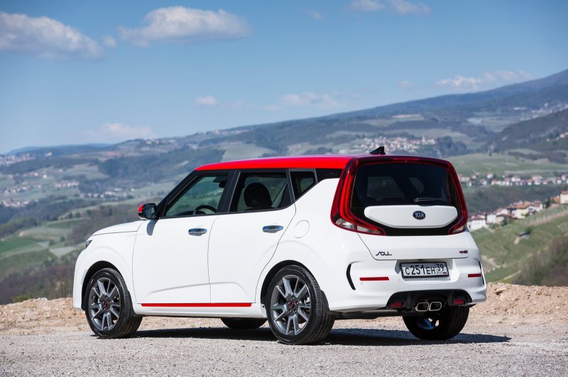 Автомобиль Kia Soul 2014 белая
