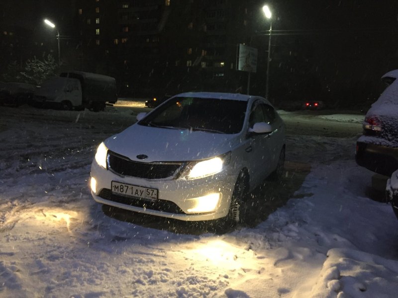 Кия Рио на фоне ночного города