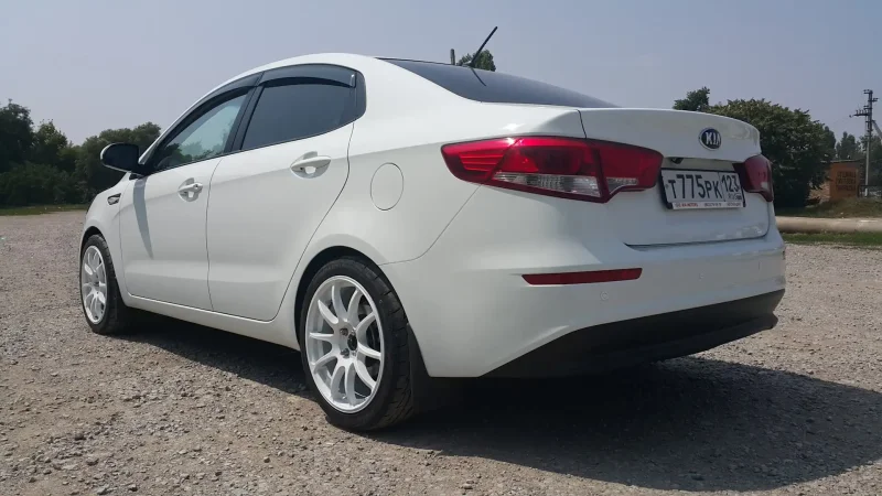 Kia Rio 3 белая r18