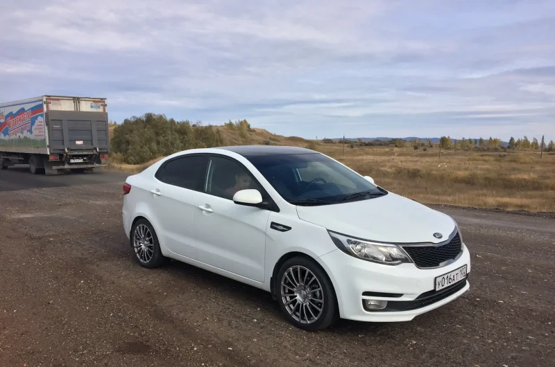 White Kia Rio r16