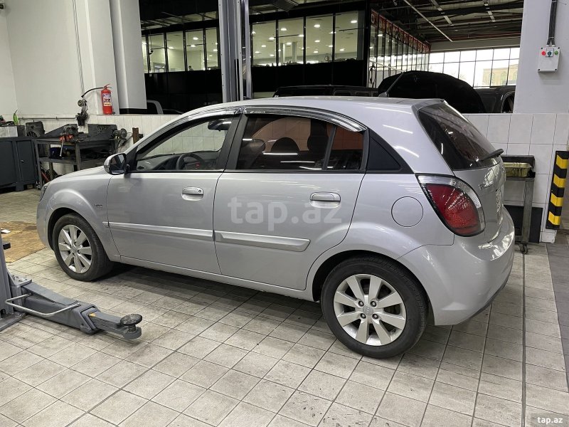 Kia Rio хэтчбек 2012 белая
