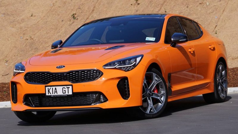Оранжевый Kia Stinger gt