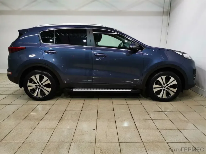 Темно синий Kia Sportage 4