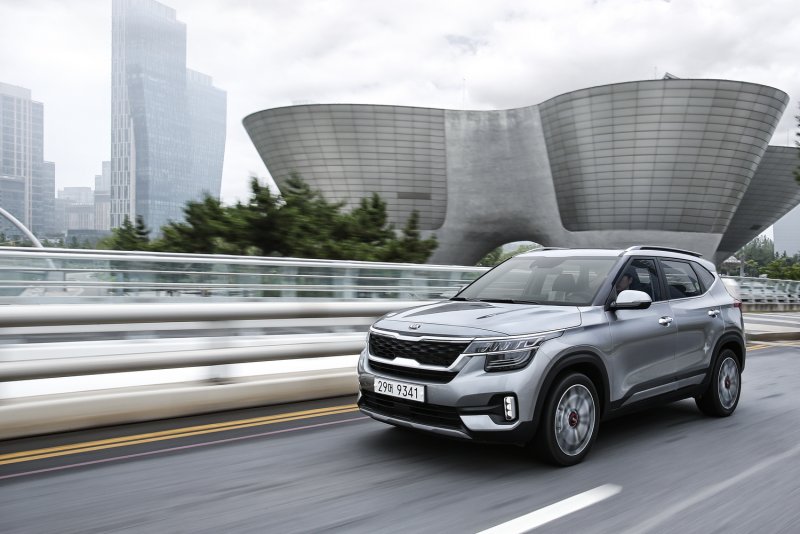 Kia Seltos серый