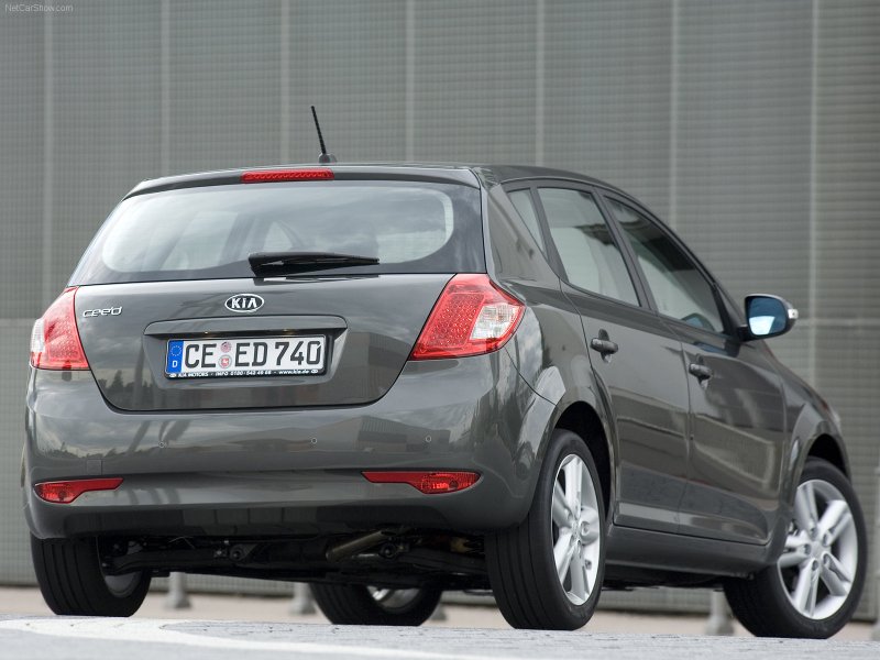 Kia Ceed 2011 сзади