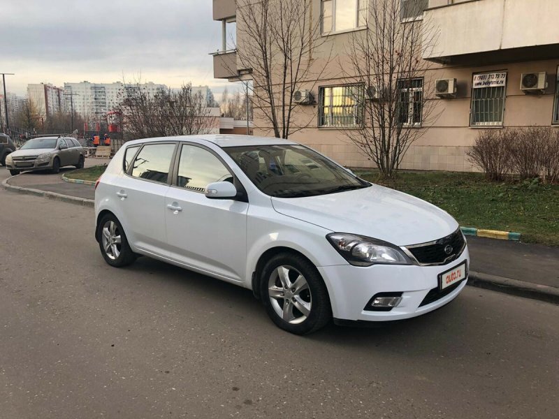 Kia Ceed 2010 хэтчбек белый
