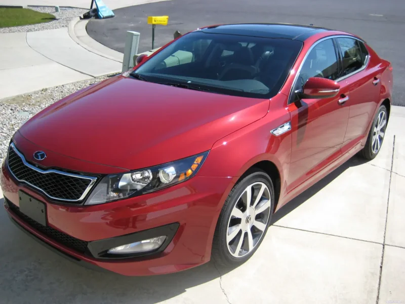 Kia Optima красная
