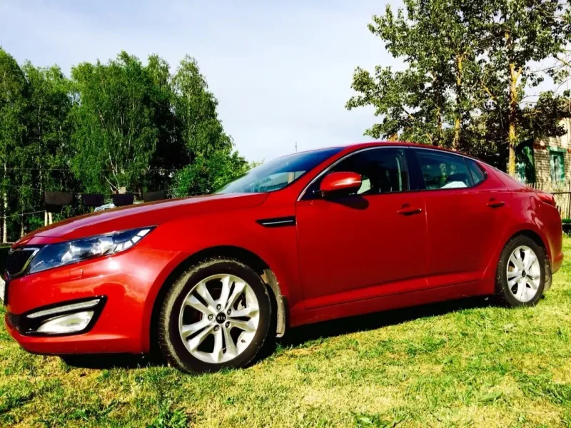 Красная Kia Optima 3