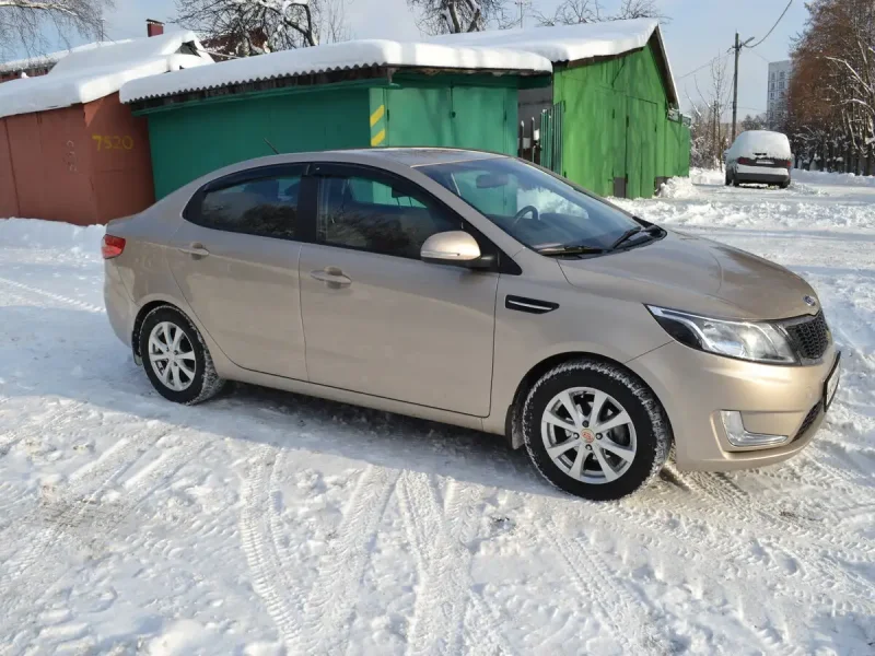 Kia Rio 2013 год цвет бежевый
