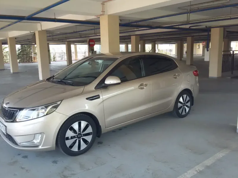 Kia Rio 3 бежевая