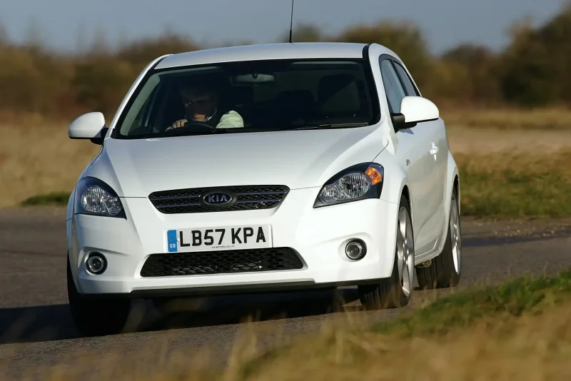 Kia Ceed купе белая 2008