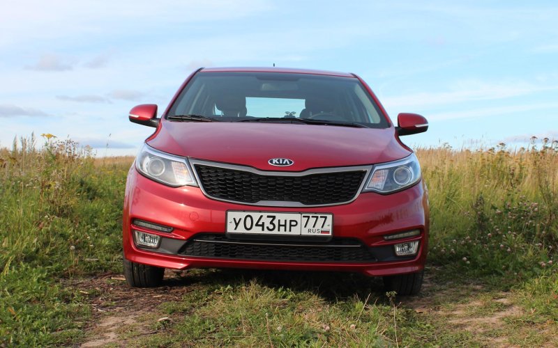 Kia Rio хэтчбек 2012 красный