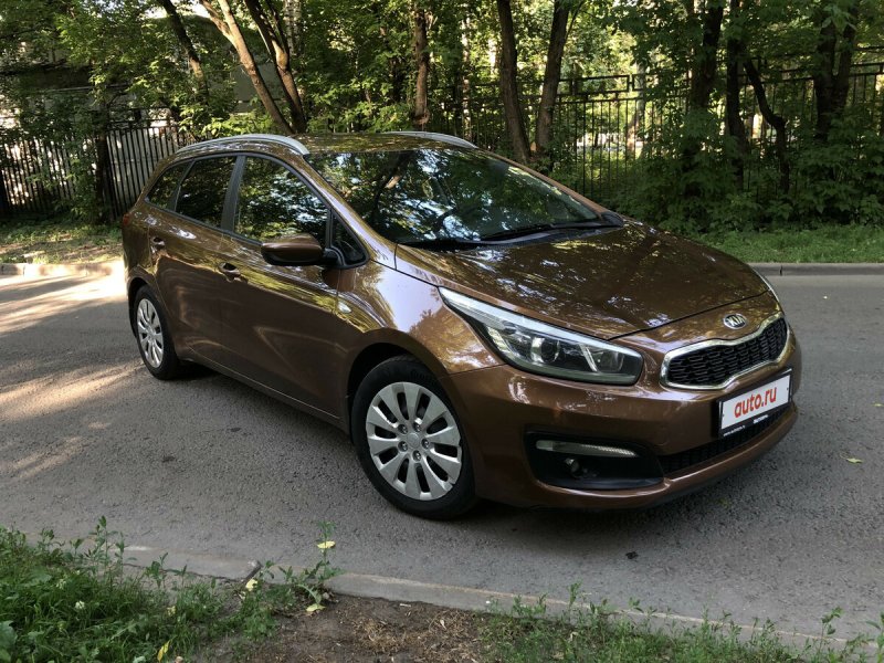 Kia Ceed универсал коричневый