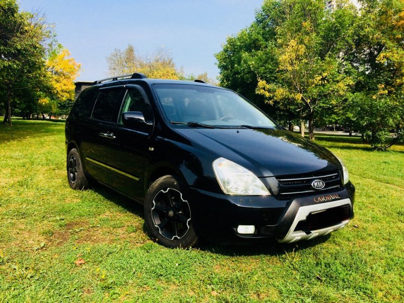 Kia Carnival черный